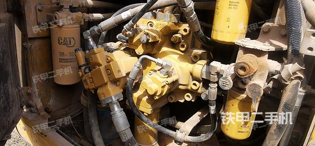 液压泵舱室正面整体（整机外观）