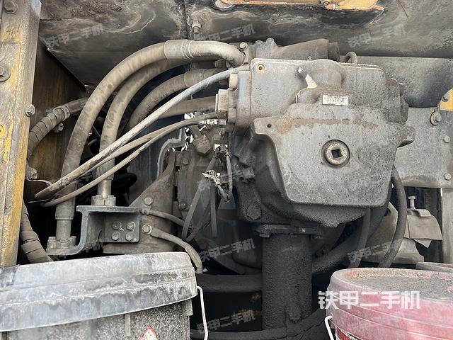 液压泵舱室正面整体（整机外观）