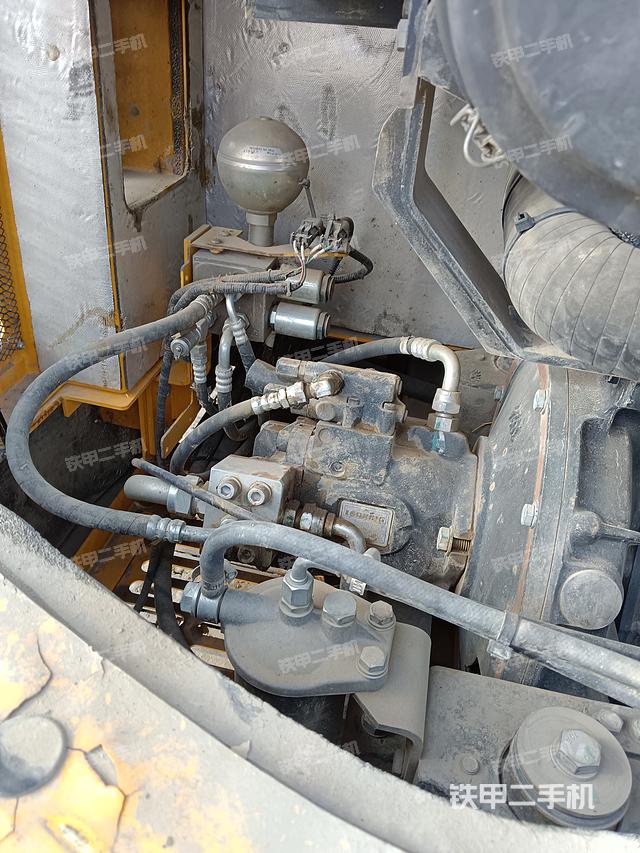 回转马达和主控阀（整机外观）