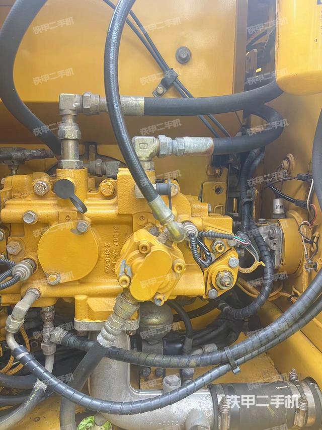 液压泵舱室正面整体（整机外观）