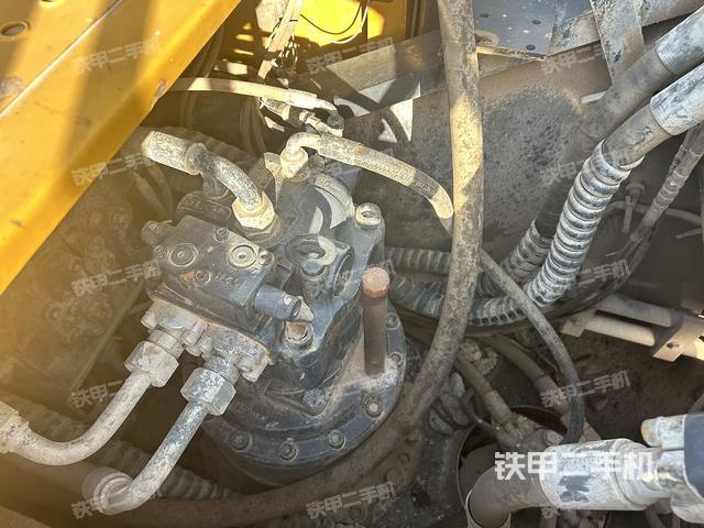 回转马达和主控阀（整机外观）