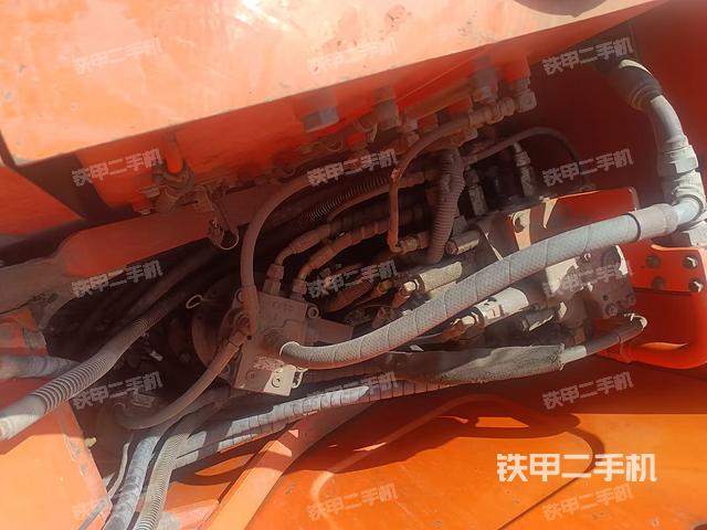 回转马达和主控阀（整机外观）