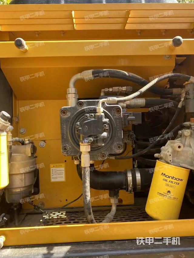 液压泵舱室正面整体（整机外观）