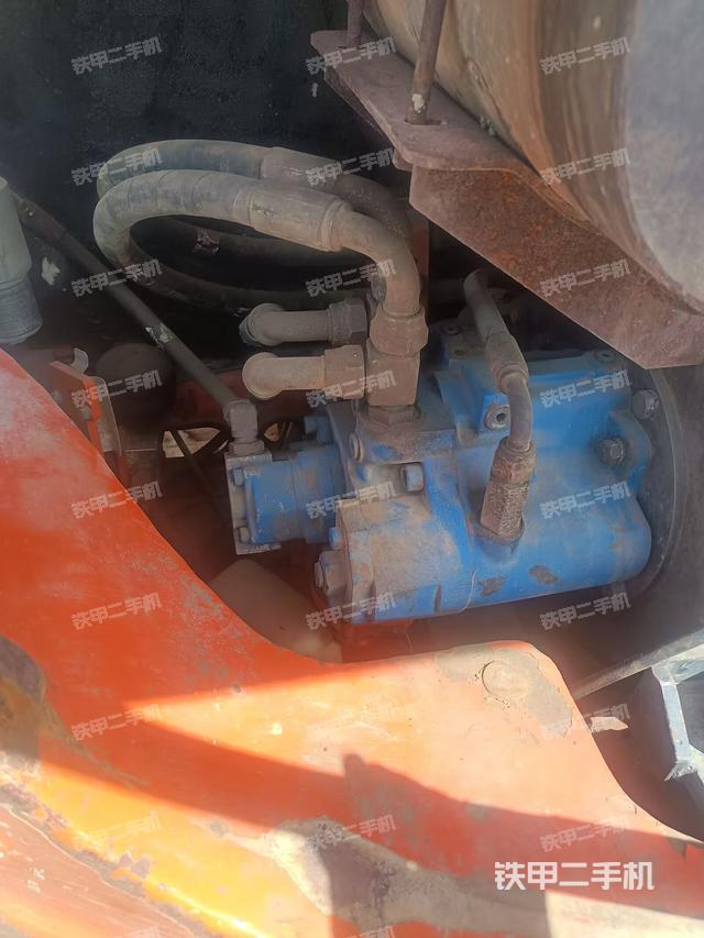 液压泵舱室正面整体（整机外观）