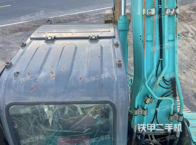 驾驶室顶部（整机外观）