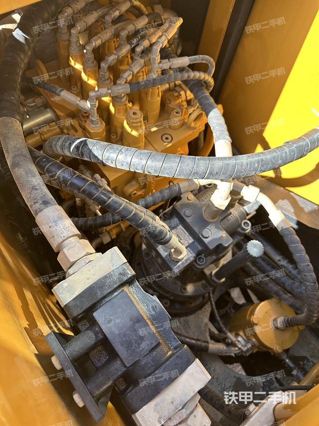 回转马达和主控阀（整机外观）