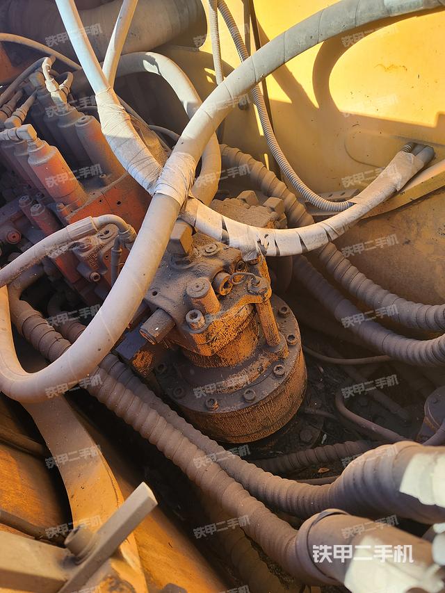 回转马达和主控阀（整机外观）