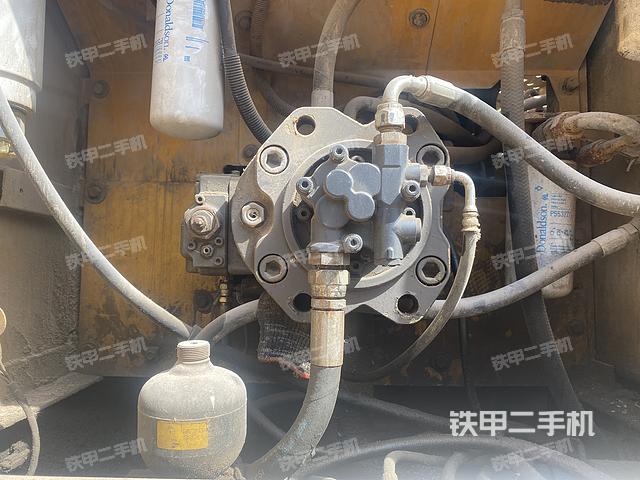 液压泵舱室正面整体（整机外观）