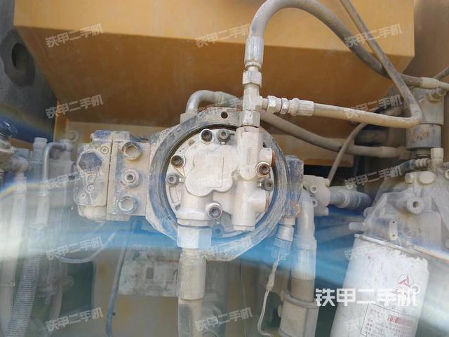 液压泵舱室正面整体（整机外观）