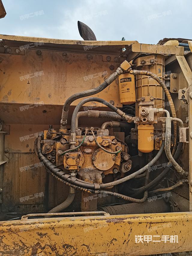 回转马达和主控阀（整机外观）