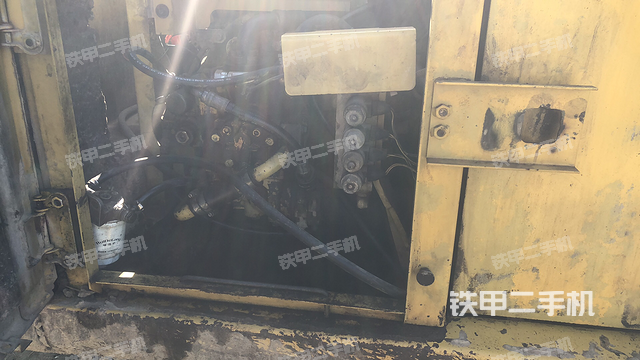 液压泵舱室正面整体（整机外观）