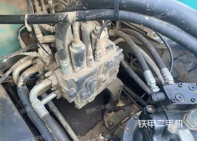 回转马达和主控阀（整机外观）