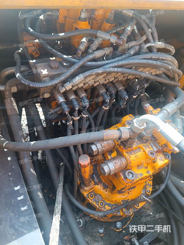 回转马达和主控阀（整机外观）