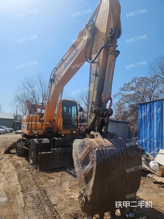 现代R210W-7挖掘机
