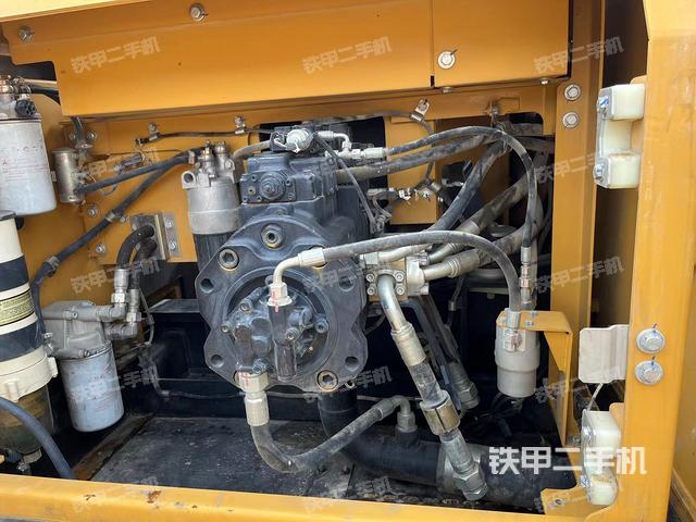 液压泵舱室正面整体（整机外观）