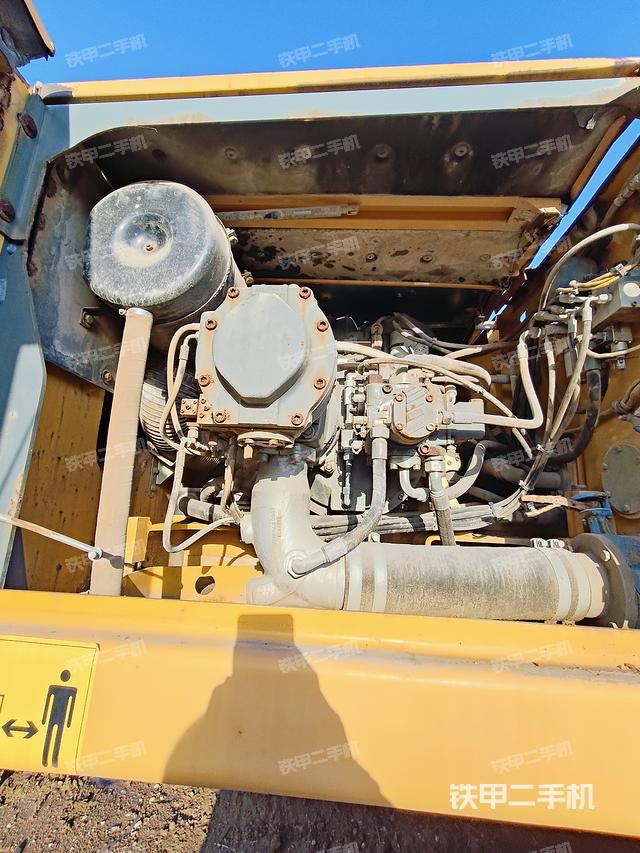 液压泵舱室正面整体（整机外观）