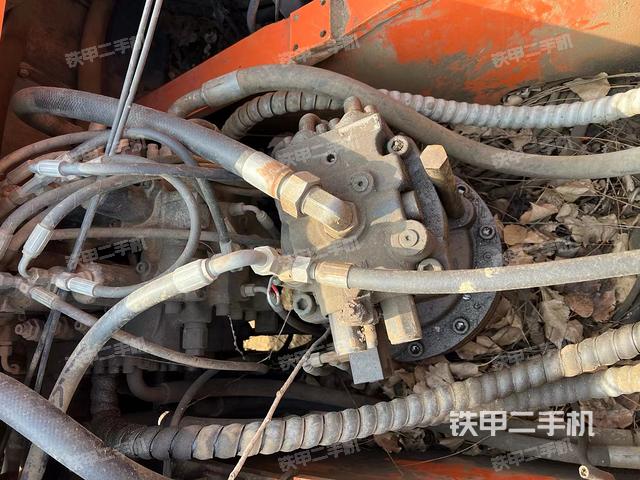 回转马达和主控阀（整机外观）