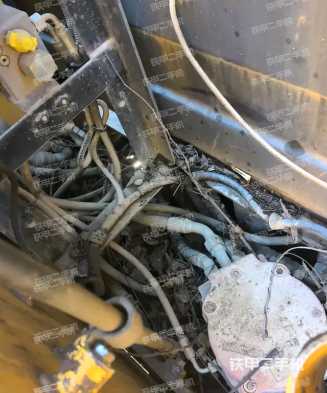 回转马达和主控阀（整机外观）