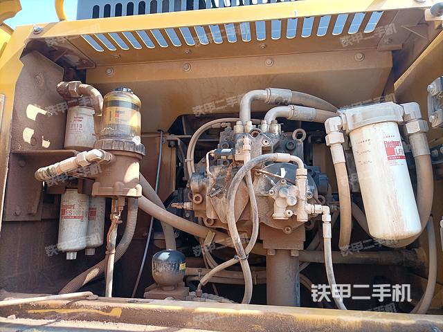 液压泵舱室正面整体（整机外观）