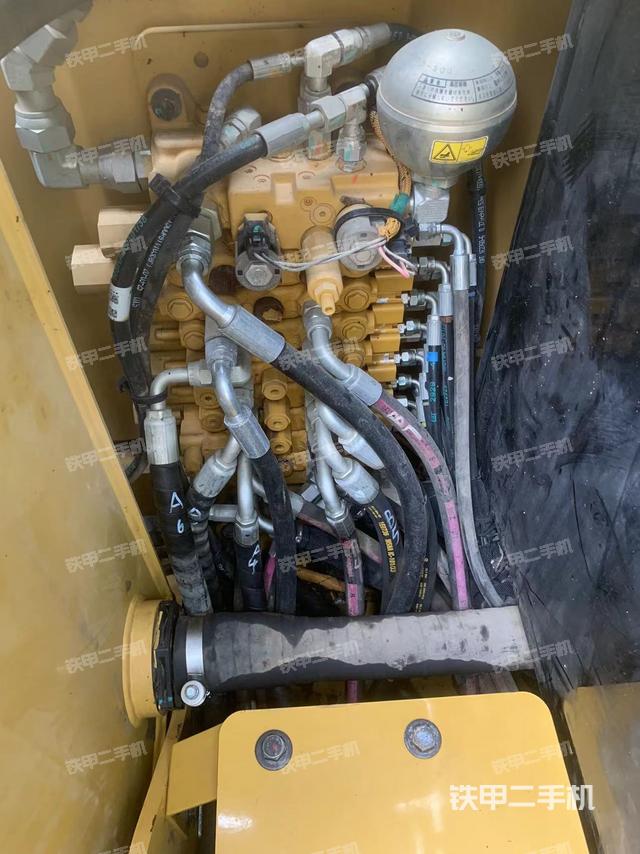 回转马达和主控阀（整机外观）