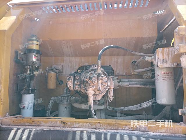 液压泵舱室正面整体（整机外观）