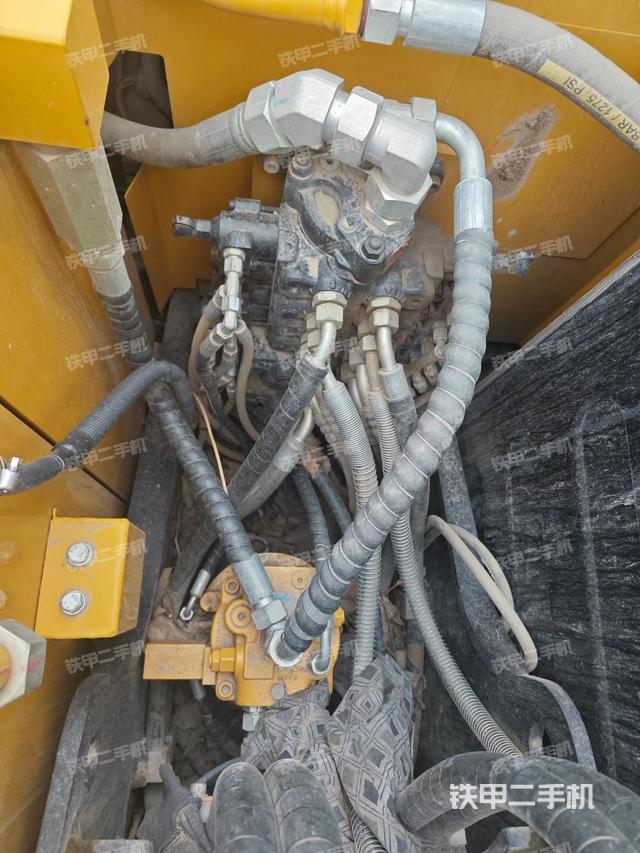 回转马达和主控阀（整机外观）