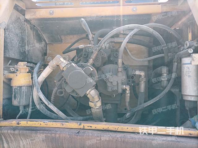 液压泵舱室正面整体（整机外观）