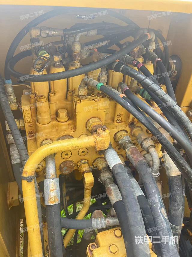 回转马达和主控阀（整机外观）