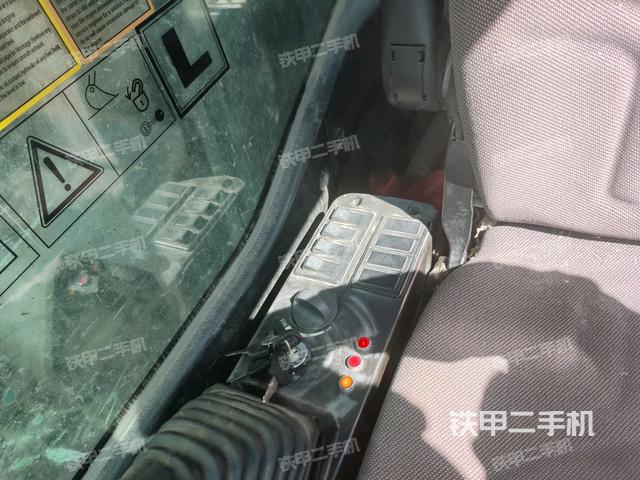 行走控制手柄和踏板?俯拍(駕駛室部分) 行走控制手柄和踏板?俯拍(駕駛室部分)