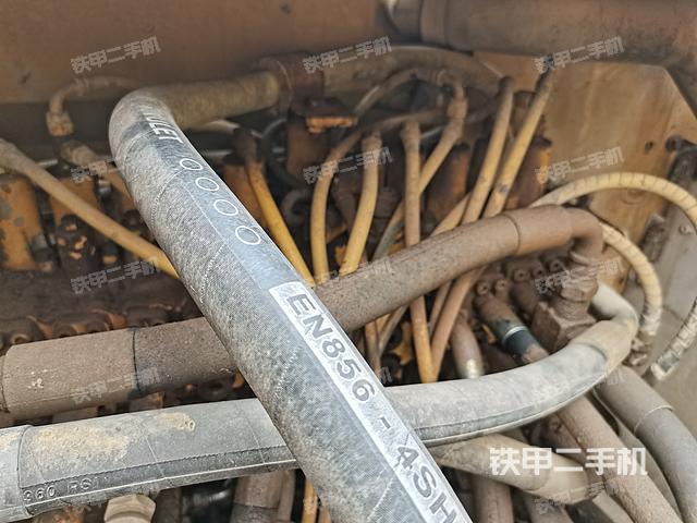 液压泵舱室正面整体（整机外观）