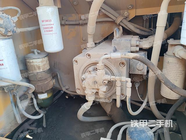 液压泵舱室正面整体（整机外观）