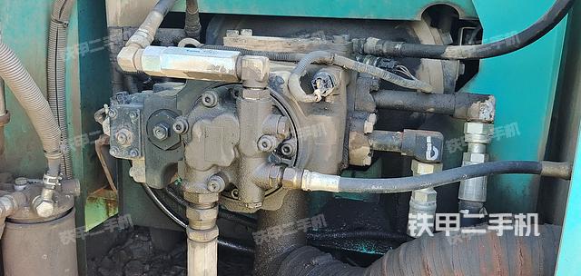 液压泵舱室正面整体（整机外观）