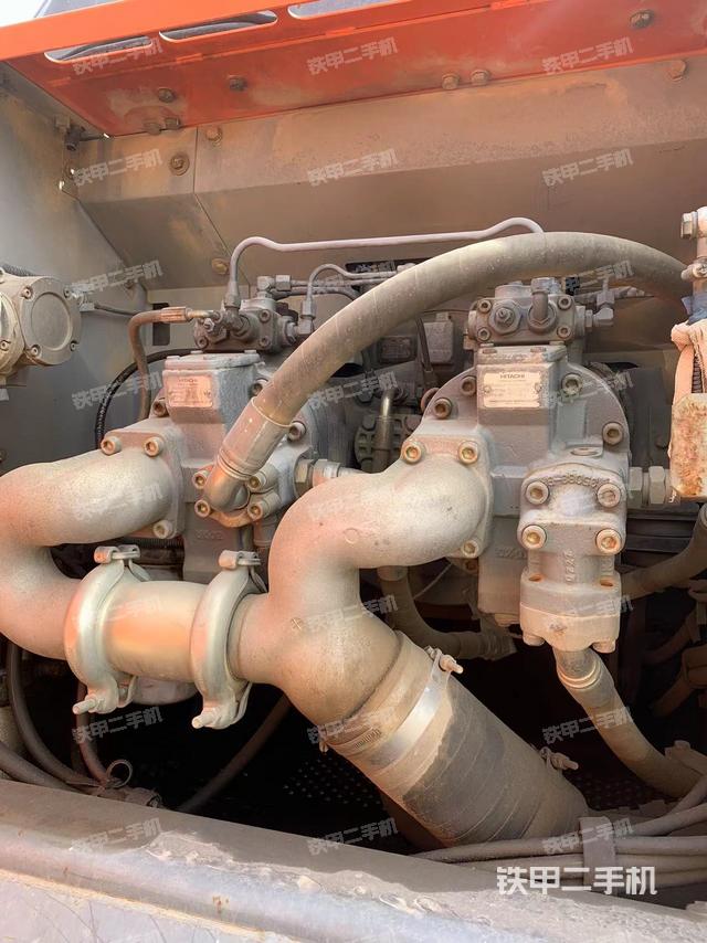 液压泵舱室正面整体（整机外观）