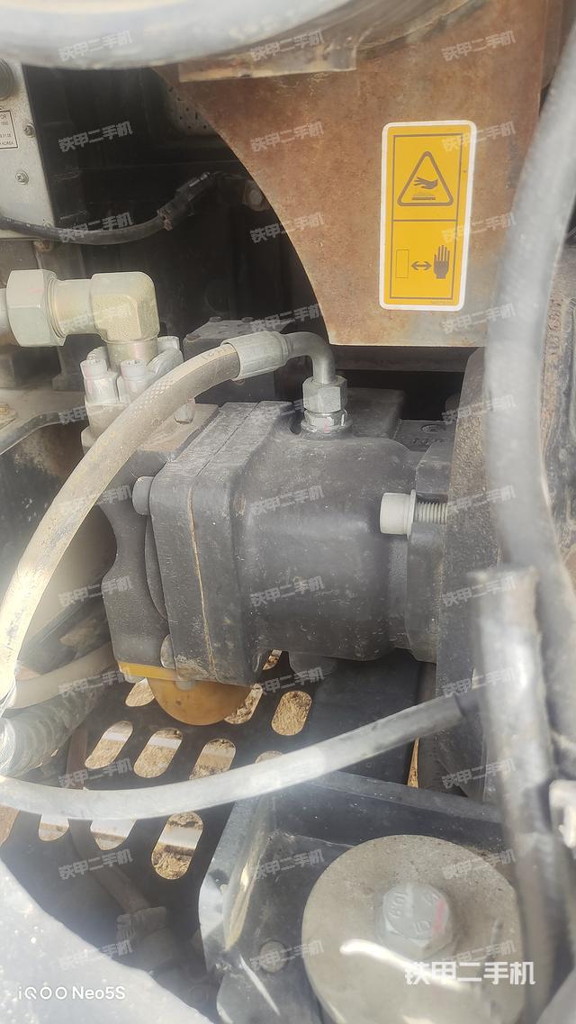 液压泵舱室正面整体（整机外观）