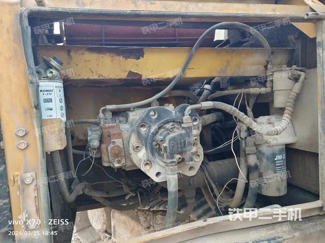 液压泵舱室正面整体（整机外观）