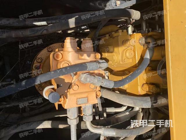 回转马达和主控阀（整机外观）