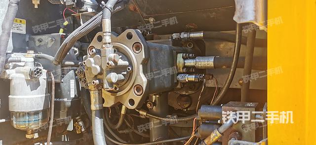 液压泵舱室正面整体（整机外观）