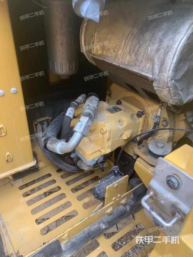 液压泵舱室正面整体（整机外观）