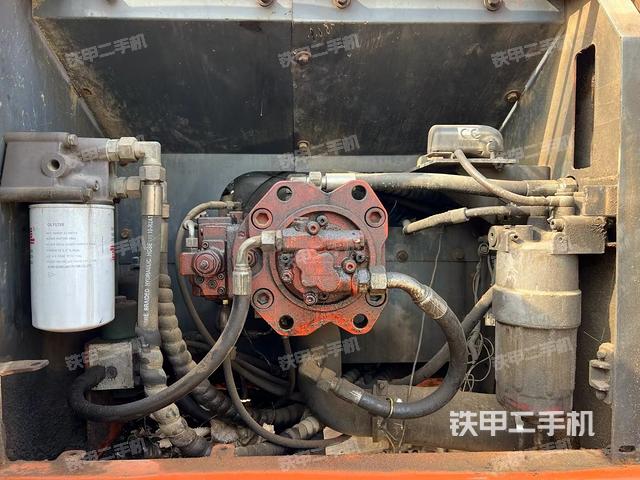 液压泵舱室正面整体（整机外观）