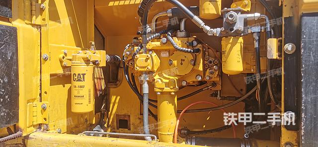 液压泵舱室正面整体（整机外观）