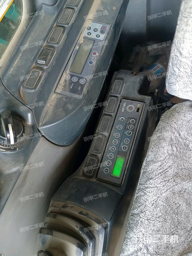 座椅右側(cè)控制臺(tái)/鑰匙門/油門/含右手柄（駕駛室部分）