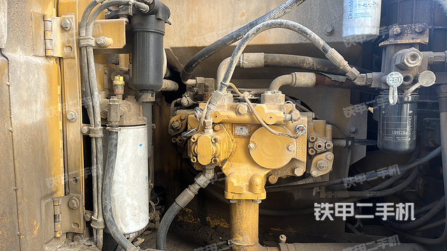 液压泵舱室正面整体（整机外观）