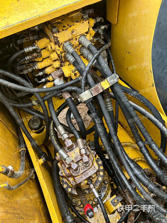 回转马达和主控阀（整机外观）