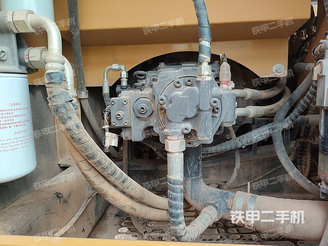 液压泵舱室正面整体（整机外观）