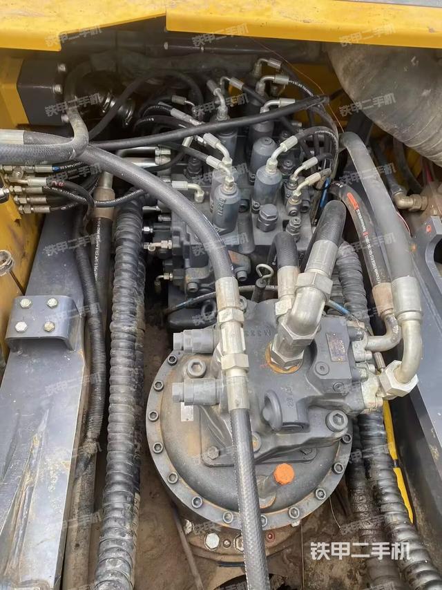 回转马达和主控阀（整机外观）