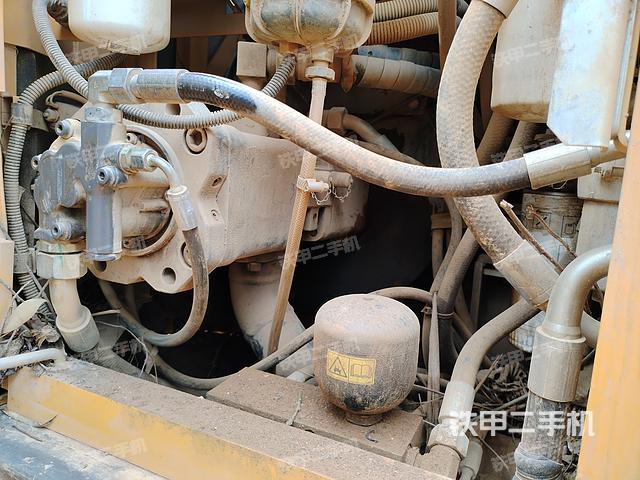 液压泵舱室正面整体（整机外观）