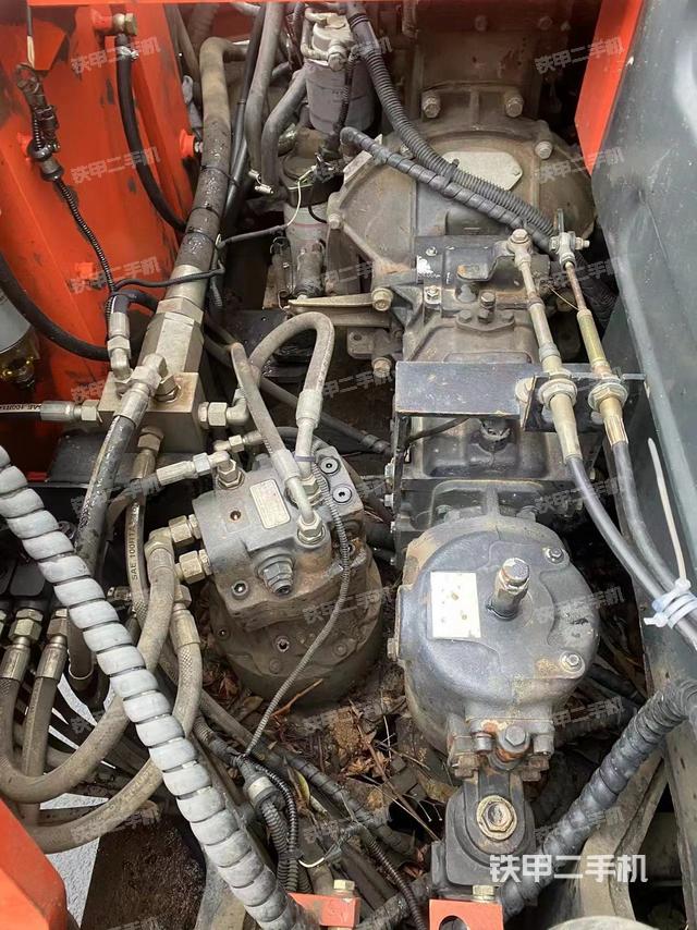 液压泵舱室正面整体（整机外观）