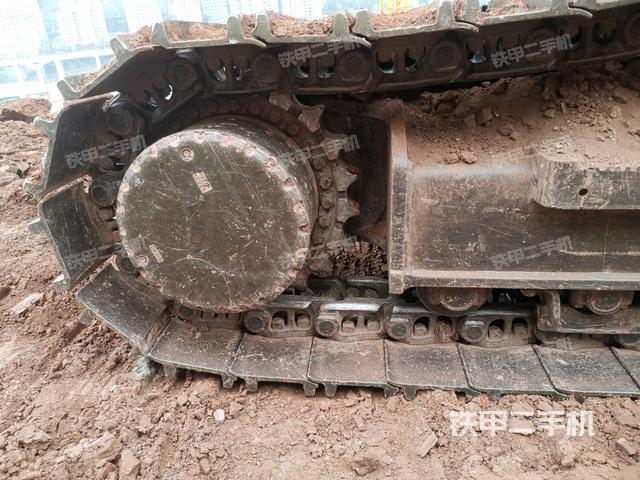 左驅(qū)動輪（行走機構(gòu)）