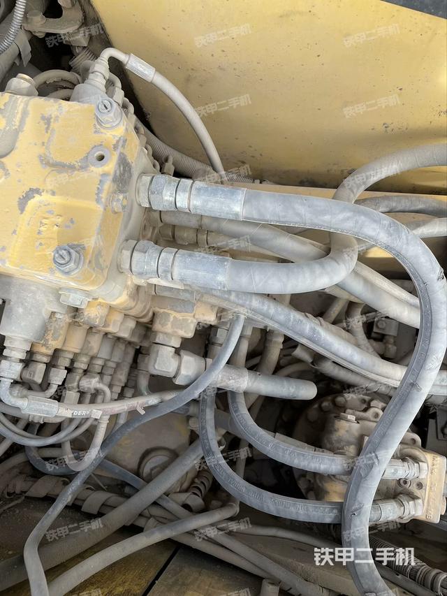 回转马达和主控阀（整机外观）