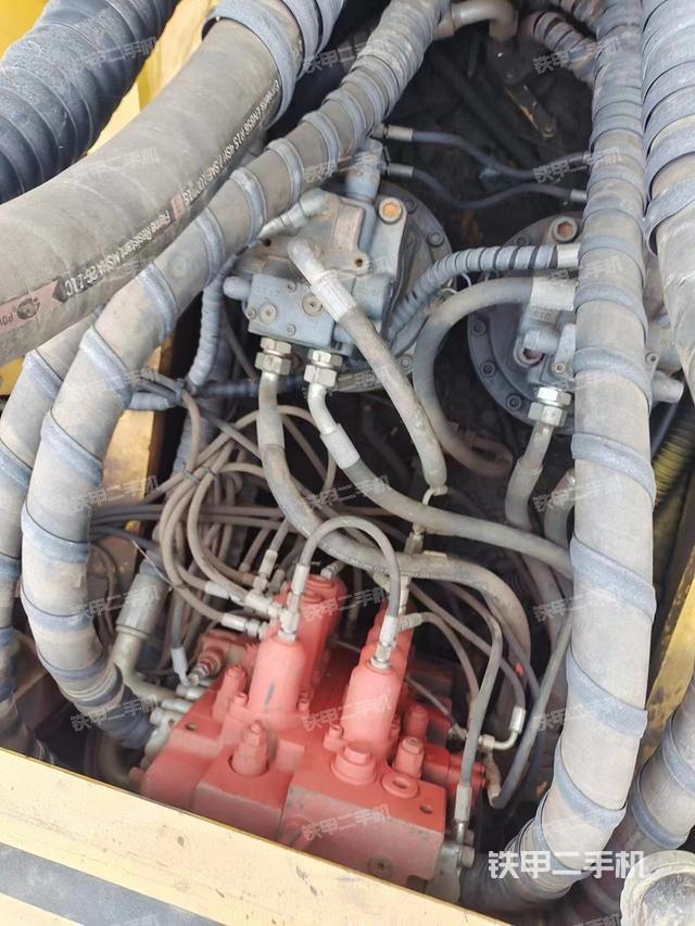 回转马达和主控阀（整机外观）